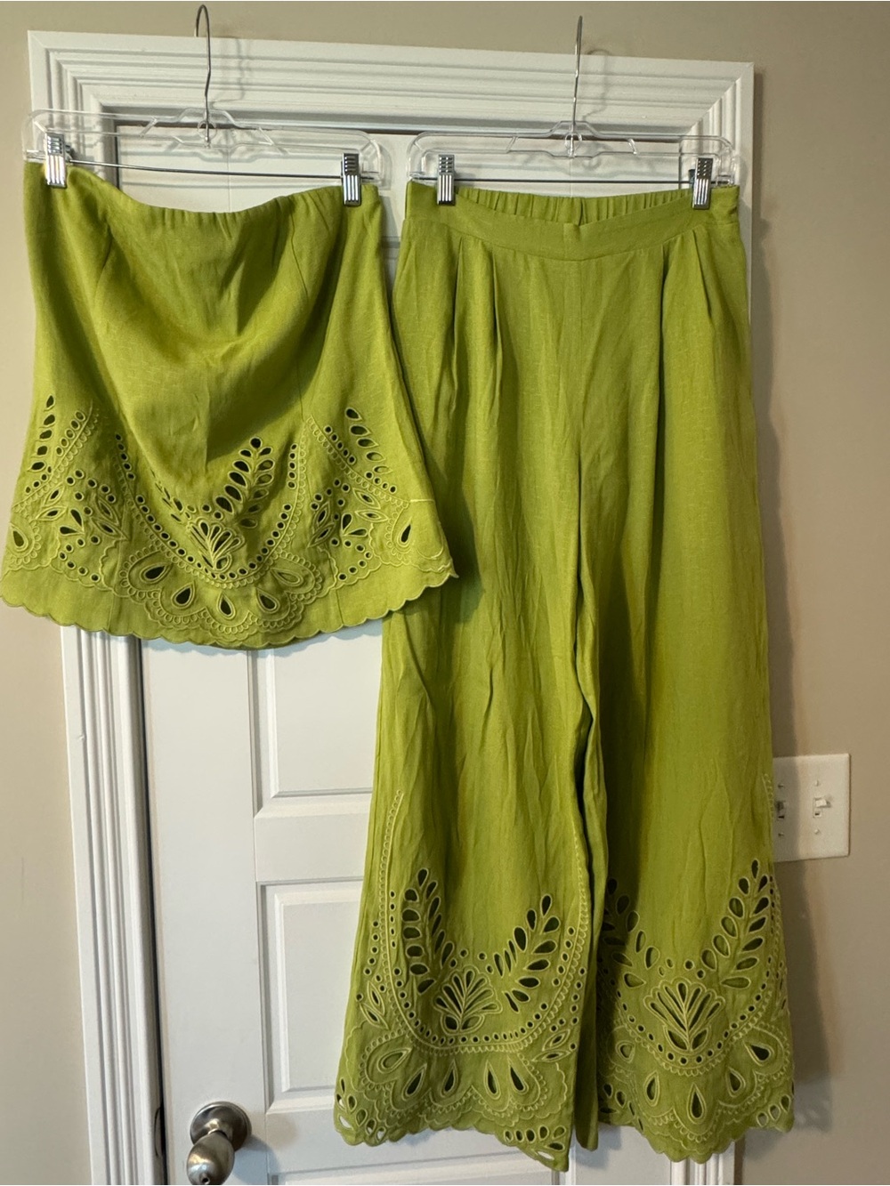 Needii Embroidered Linen Set